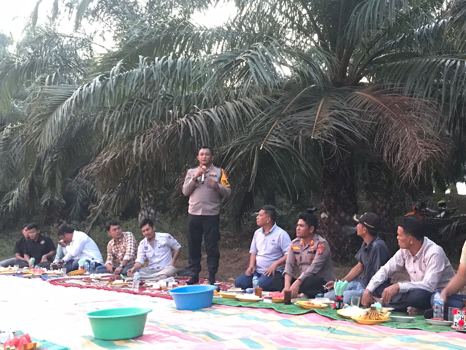 Kapolres Tapsel, AKBP Yon Edi Winara, bersama rombongan saat berdialog dengan masyarakat dan para Kepala Desa di sela kegiatan peninjauan lahan ketahanan pangan Nasional di Hutaimbaru, Kecamatan Halongonan, Kabupaten Paluta