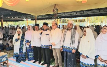 Bupati Tapsel dua periode, Syahrul M Pasaribu, bersama Wakil Bupati Jafar Syahbuddin Ritonga, dan lainnya saat menghadiri pengajian akbar sekaligus peringatan tahun baru 1 Muharram 1447 Hijriah Kecamatan Arse
