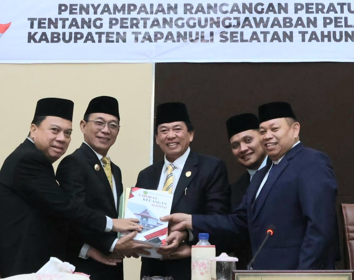 Bupati Tapsel, Gus Irawan Pasaribu, didampingi Wakil Bupati, Jafar Syahbuddin Ritonga, menyerahkan LPj APBD tahun anggaran 2024 ke Ketua DPRD Rahmat Nasution, beserta Wakil Ketua Abdul Basith Dalimunthe dan Borkat