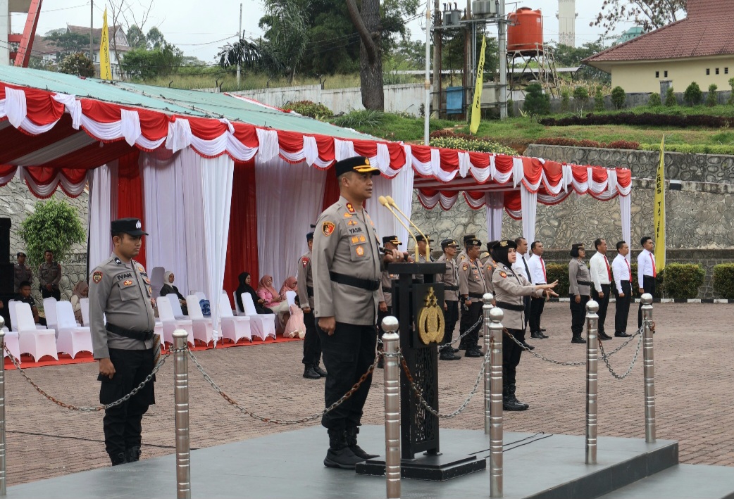 Kapolres Tapsel, AKBP Yasir Ahmadi, saat memimpin Upacara kenaikan pangkat