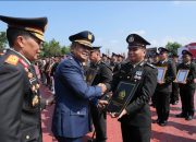 Ps Kasikeu Polres Tapsel, Aiptu Parulian Siregar, saat menerima Piagam penghargaan dari Kapolda Sumut, Irjen Pol Whisnu Hermawan Februanto, usai membawa satuan kerjanya meraih nilai sempurna (100) dalam capaian IKPA TA 2024, pada kategori Satker dengan pagu anggaran di atas Rp50 miliar