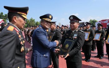 Ps Kasikeu Polres Tapsel, Aiptu Parulian Siregar, saat menerima Piagam penghargaan dari Kapolda Sumut, Irjen Pol Whisnu Hermawan Februanto, usai membawa satuan kerjanya meraih nilai sempurna (100) dalam capaian IKPA TA 2024, pada kategori Satker dengan pagu anggaran di atas Rp50 miliar