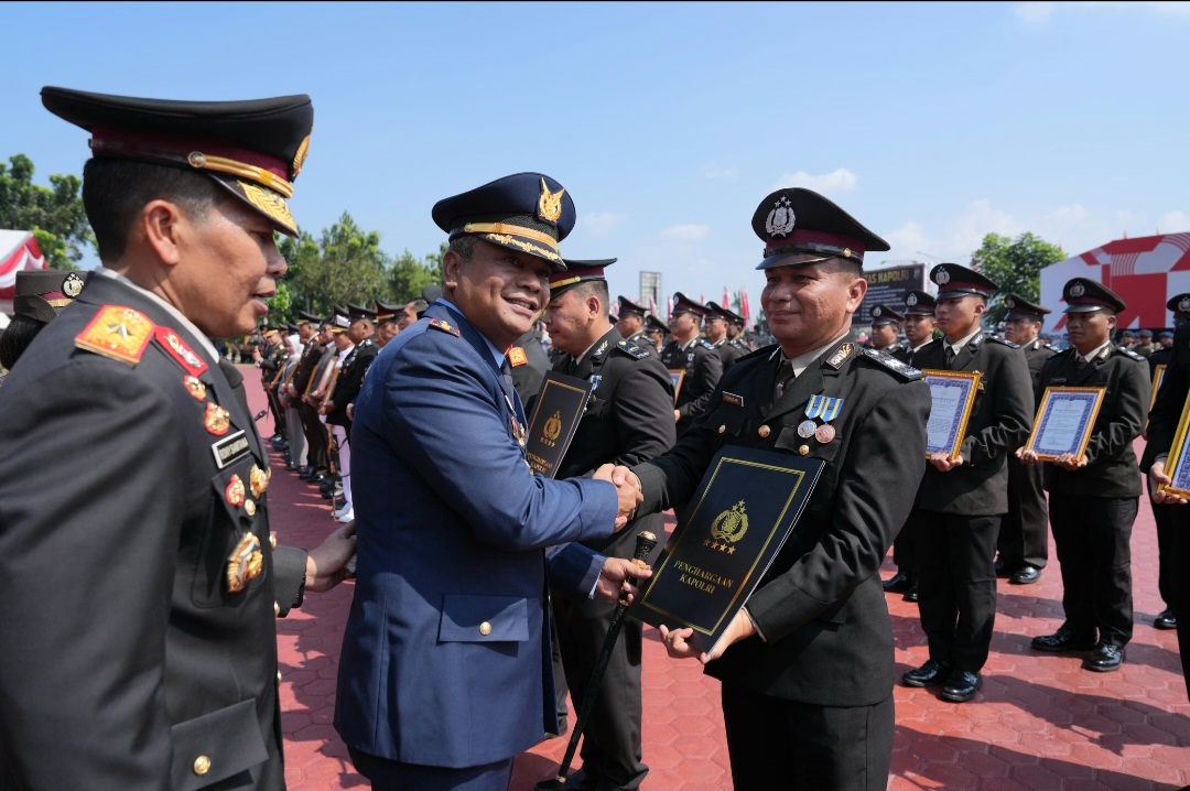 Ps Kasikeu Polres Tapsel, Aiptu Parulian Siregar, saat menerima Piagam penghargaan dari Kapolda Sumut, Irjen Pol Whisnu Hermawan Februanto, usai membawa satuan kerjanya meraih nilai sempurna (100) dalam capaian IKPA TA 2024, pada kategori Satker dengan pagu anggaran di atas Rp50 miliar