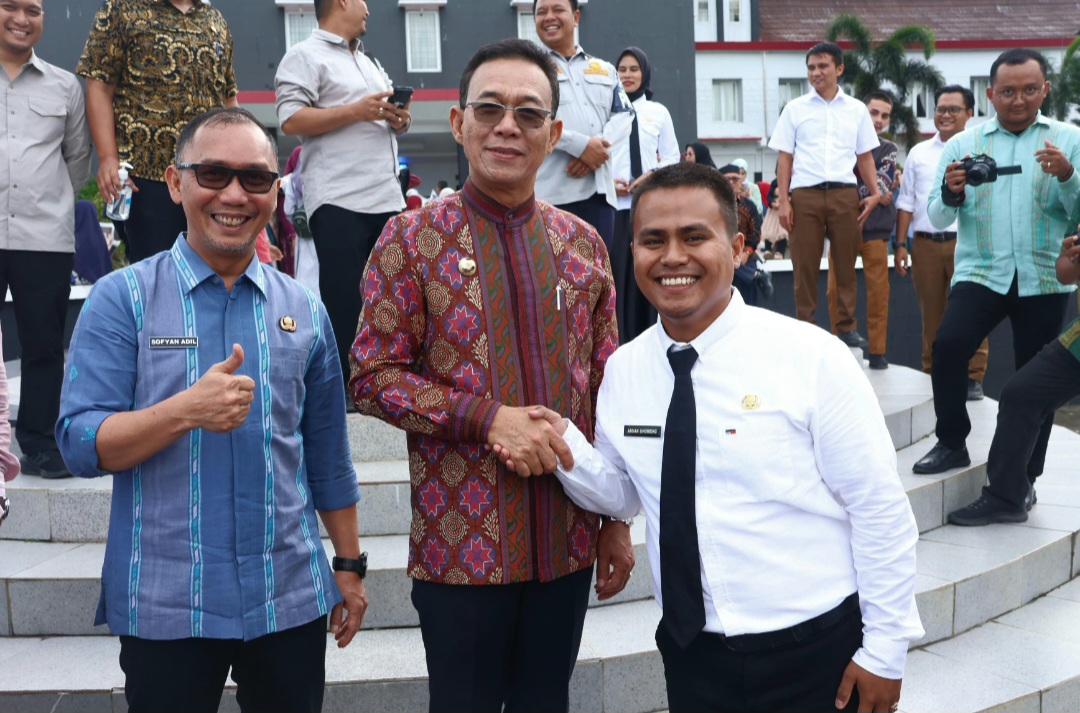 Bupati Tapsel, Gus Irawan Pasaribu, didampingi Sekda, Sofyan Adil Siregar, usai menyerahkan SK Pengangkatan kepada 663 PPPK formasi tahun 2024 tahap 1