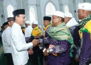Bupati Tapsel, Gus Irawan Pasaribu, saat menyambut kepulangan 174 jamaah haji Kloter 20 di Masjid Agung Syahrun Nur, Jalan Prof Lafran Pane, Kecamatan Sipirok