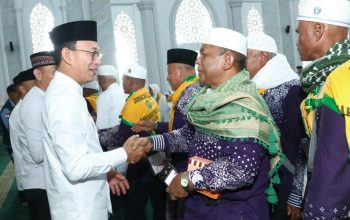 Bupati Tapsel, Gus Irawan Pasaribu, saat menyambut kepulangan 174 jamaah haji Kloter 20 di Masjid Agung Syahrun Nur, Jalan Prof Lafran Pane, Kecamatan Sipirok