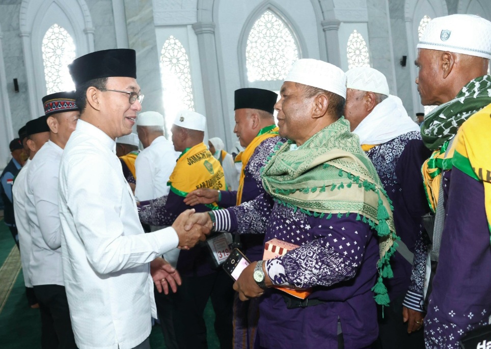 Bupati Tapsel, Gus Irawan Pasaribu, saat menyambut kepulangan 174 jamaah haji Kloter 20 di Masjid Agung Syahrun Nur, Jalan Prof Lafran Pane, Kecamatan Sipirok