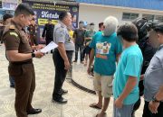 Kalapas Kelas IIB Padangsidimpuan, Mathrios Zulhidayat Hutasoit, saat menyaksikan langsung proses pemindahan 99 orang tahanan titipan Jaksa dan Pengadilan ke Rutan Kelas IIB Sipirok