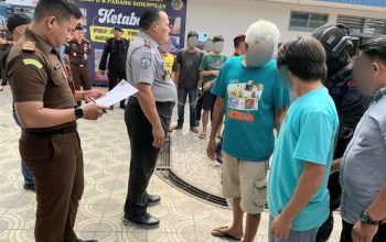 Kalapas Kelas IIB Padangsidimpuan, Mathrios Zulhidayat Hutasoit, saat menyaksikan langsung proses pemindahan 99 orang tahanan titipan Jaksa dan Pengadilan ke Rutan Kelas IIB Sipirok