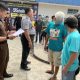 Kalapas Kelas IIB Padangsidimpuan, Mathrios Zulhidayat Hutasoit, saat menyaksikan langsung proses pemindahan 99 orang tahanan titipan Jaksa dan Pengadilan ke Rutan Kelas IIB Sipirok