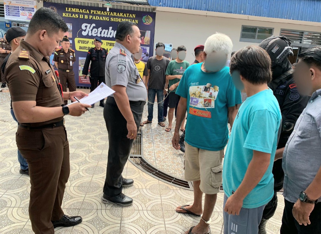 Kalapas Kelas IIB Padangsidimpuan, Mathrios Zulhidayat Hutasoit, saat menyaksikan langsung proses pemindahan 99 orang tahanan titipan Jaksa dan Pengadilan ke Rutan Kelas IIB Sipirok