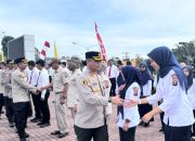 Kapolres Tapsel, AKBP Yasir Ahmadi, menyalami satu per satu personelnya usai Apel pagi terakhir yang ia pimpin sebelum pamit bertugas mengemban amanah baru di lingkungan Polda Sumut