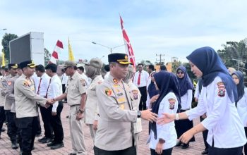 Kapolres Tapsel, AKBP Yasir Ahmadi, menyalami satu per satu personelnya usai Apel pagi terakhir yang ia pimpin sebelum pamit bertugas mengemban amanah baru di lingkungan Polda Sumut