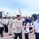Kapolres Tapsel, AKBP Yasir Ahmadi, menyalami satu per satu personelnya usai Apel pagi terakhir yang ia pimpin sebelum pamit bertugas mengemban amanah baru di lingkungan Polda Sumut