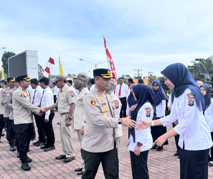 Kapolres Tapsel, AKBP Yasir Ahmadi, menyalami satu per satu personelnya usai Apel pagi terakhir yang ia pimpin sebelum pamit bertugas mengemban amanah baru di lingkungan Polda Sumut