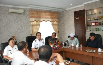 Bupati Tapsel, Gus Irawan Pasaribu, didampingi Wakil Bupati, Jafar Syahbuddin Ritonga, saat menerima kunjungan kerja Ketua Rombongan DPRD Sumut, Roby Agusman Harahap, dan lainnya dari Dapil Sumut VII