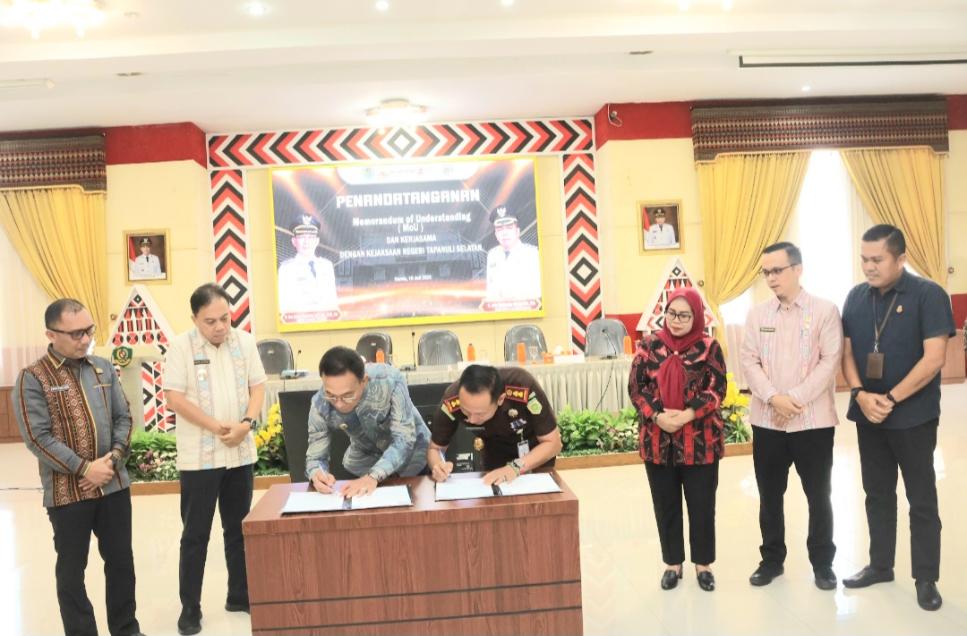 Bupati Tapsel, Gus Irawan Pasaribu, meneken MoU dengan Kajari Mhd Indra Nasution, dan Kepala Kantor Pertanahan Anita Noveria Lismawaty, dalam rangka memperkuat tata kelola pemerintahan dan aset daerah