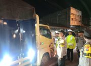 Sejumlah personel Polsek Sipirok saat memeriksa kendaraan yang melintas di wilayah hukumnya
