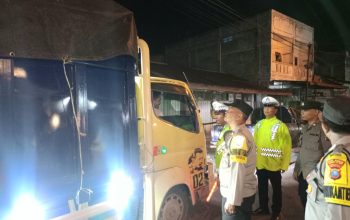 Sejumlah personel Polsek Sipirok saat memeriksa kendaraan yang melintas di wilayah hukumnya