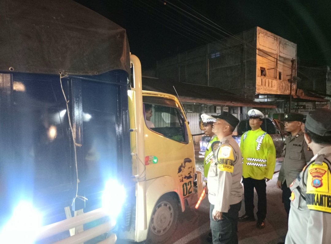 Sejumlah personel Polsek Sipirok saat memeriksa kendaraan yang melintas di wilayah hukumnya