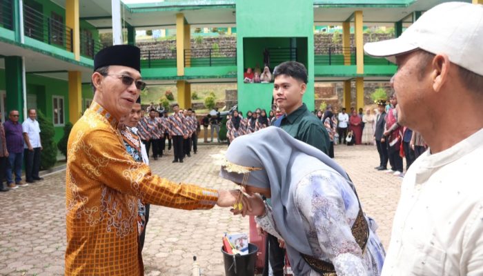 Pengukuhan 96 Siswa MAN IC Tapsel, Gus Irawan: Jadilah Produktif dan Unggul