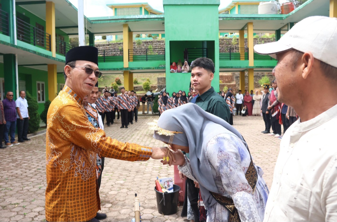 Bupati Tapsel, Gus Irawan Pasaribu, saat menghadiri pengukuhan 96 siswa-siswi MAN IC di Sipirok