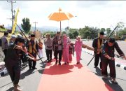 Momen haru penyambutan Kapolres Tapsel yang baru, AKBP Yon Edi Winara, dengan adat khas Angkola