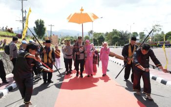 Momen haru penyambutan Kapolres Tapsel yang baru, AKBP Yon Edi Winara, dengan adat khas Angkola