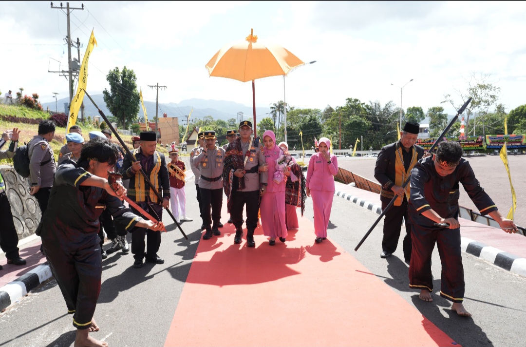 Momen haru penyambutan Kapolres Tapsel yang baru, AKBP Yon Edi Winara, dengan adat khas Angkola