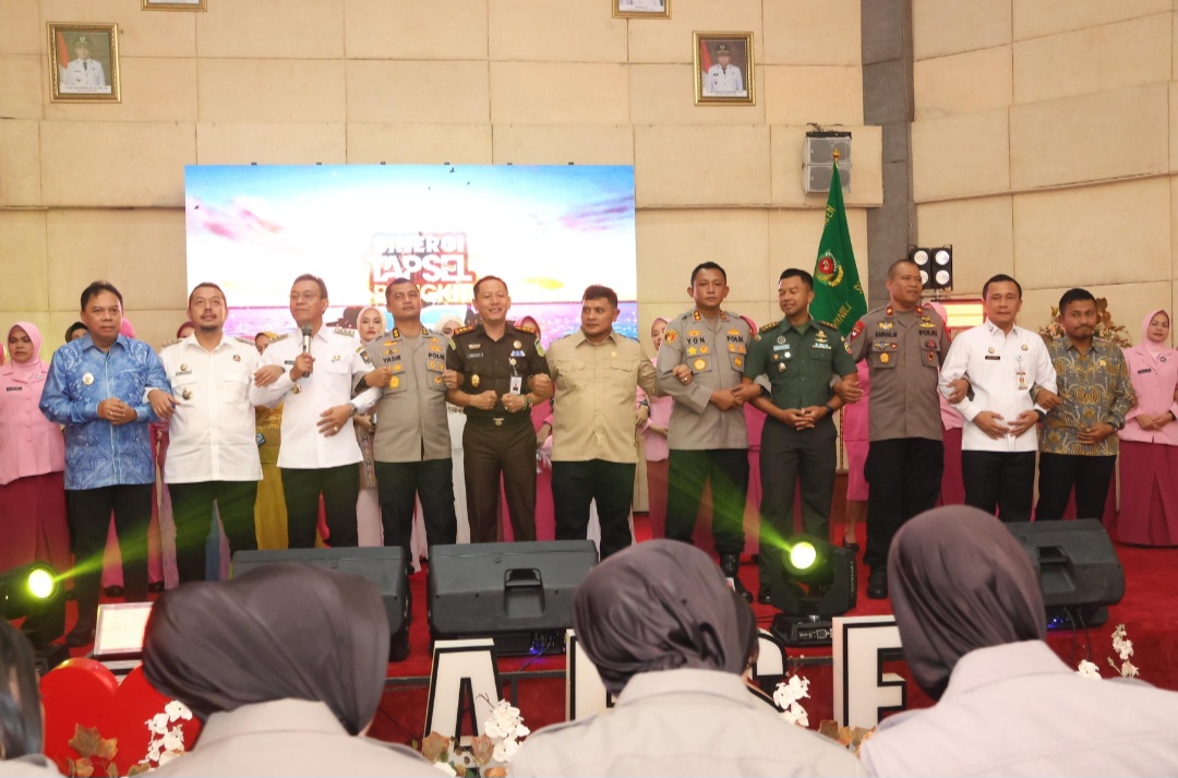 Momen haru kenal pamit Kapolres Tapsel dari AKBP Yasir Ahmadi ke AKBP Yon Edi Winara