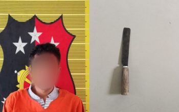 Pelaku penganiaya tukang bakso keliling, SH, berikut barang bukti sebilah pisau usai ditangkap Tim Opsnal Satreskrim Polres Padangsidimpuan