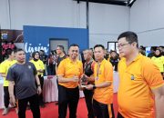 Waka Polres Tapsel, Kompol Rapi Pinakri, saat menerima medali dan piala lomba menembak Kapolda Cup 2025 usai meraih juara II kategori Falling Plate kelas Pamen yang diserahkan langsung Dirlantas Polda Sumut, Kombes Pol Firman Darmansyah