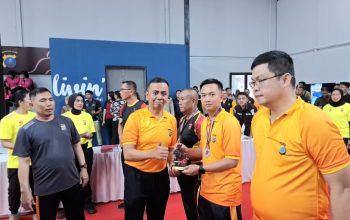 Waka Polres Tapsel, Kompol Rapi Pinakri, saat menerima medali dan piala lomba menembak Kapolda Cup 2025 usai meraih juara II kategori Falling Plate kelas Pamen yang diserahkan langsung Dirlantas Polda Sumut, Kombes Pol Firman Darmansyah