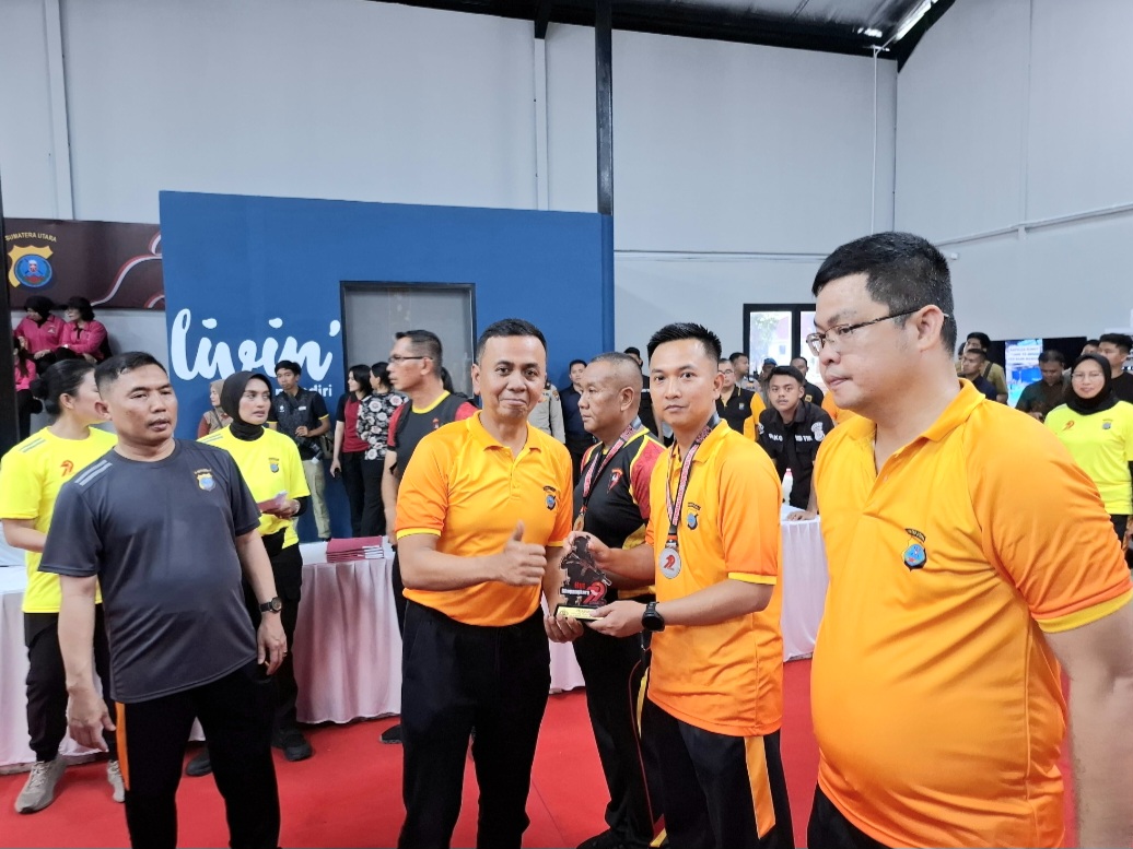 Waka Polres Tapsel, Kompol Rapi Pinakri, saat menerima medali dan piala lomba menembak Kapolda Cup 2025 usai meraih juara II kategori Falling Plate kelas Pamen yang diserahkan langsung Dirlantas Polda Sumut, Kombes Pol Firman Darmansyah