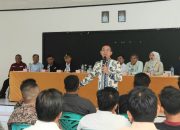 Bupati Tapsel, Gus Irawan Pasaribu, memberi sambutan di sela konsolidasi Koperasi Merah Putih yang digelar di Aula Kantor Camat Batang Toru