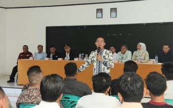 Bupati Tapsel, Gus Irawan Pasaribu, memberi sambutan di sela konsolidasi Koperasi Merah Putih yang digelar di Aula Kantor Camat Batang Toru