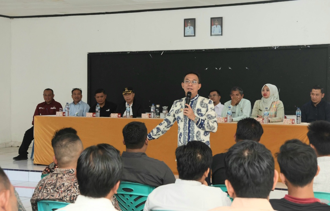 Bupati Tapsel, Gus Irawan Pasaribu, memberi sambutan di sela konsolidasi Koperasi Merah Putih yang digelar di Aula Kantor Camat Batang Toru