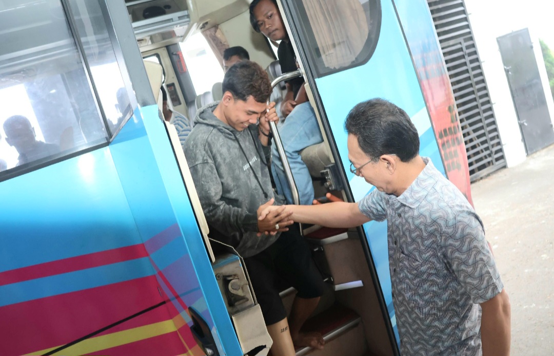 Bupati Tapsel, Gus Irawan Pasaribu, menyambut langsung kedatangan 16 warga penyandang disabilitas dari Kota Medan usai menjalani pemasangan kaki dan tangan palsu