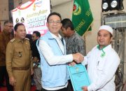 Bupati Tapsel Gus Irawan Pasaribu, bersama Wakil Bupati Jafar Syahbuddin Ritonga, dan lainnya saat menyerahkan akta notaris susunan kepengurusan ke Pengurus Koperasi Merah Putih Desa/Kelurahan