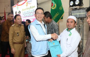 Bupati Tapsel Gus Irawan Pasaribu, bersama Wakil Bupati Jafar Syahbuddin Ritonga, dan lainnya saat menyerahkan akta notaris susunan kepengurusan ke Pengurus Koperasi Merah Putih Desa/Kelurahan