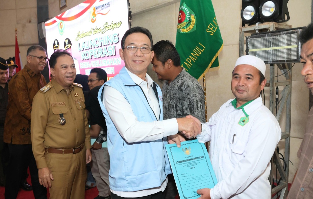 Bupati Tapsel Gus Irawan Pasaribu, bersama Wakil Bupati Jafar Syahbuddin Ritonga, dan lainnya saat menyerahkan akta notaris susunan kepengurusan ke Pengurus Koperasi Merah Putih Desa/Kelurahan