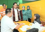 Bupati Tapsel, Gus Irawan Pasaribu, didampingi Ketua TP PKK Ny Murni Gus Irawan, Superintendent Community Services PTAR, Yayan Nuryawan, Sekretaris Dinas Kesehatan Suryadi, dan lainnya saat meninjau pelaksanaan pengobatan gratis
