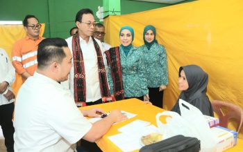 Bupati Tapsel, Gus Irawan Pasaribu, didampingi Ketua TP PKK Ny Murni Gus Irawan, Superintendent Community Services PTAR, Yayan Nuryawan, Sekretaris Dinas Kesehatan Suryadi, dan lainnya saat meninjau pelaksanaan pengobatan gratis