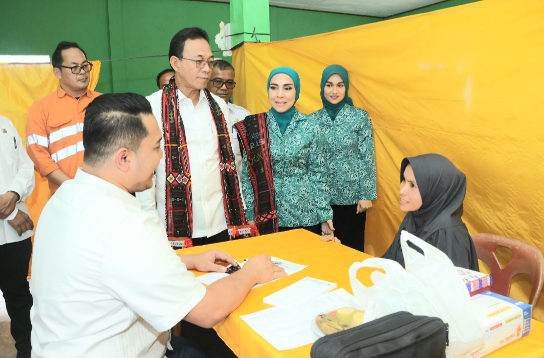 Bupati Tapsel, Gus Irawan Pasaribu, didampingi Ketua TP PKK Ny Murni Gus Irawan, Superintendent Community Services PTAR, Yayan Nuryawan, Sekretaris Dinas Kesehatan Suryadi, dan lainnya saat meninjau pelaksanaan pengobatan gratis