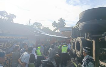 Personel Satlantas Polres Tapsel saat melakukan cek TKP kecelakaan lalu lintas antara Truk Tronton dan 2 mobil di Desa Panobasan Dolok