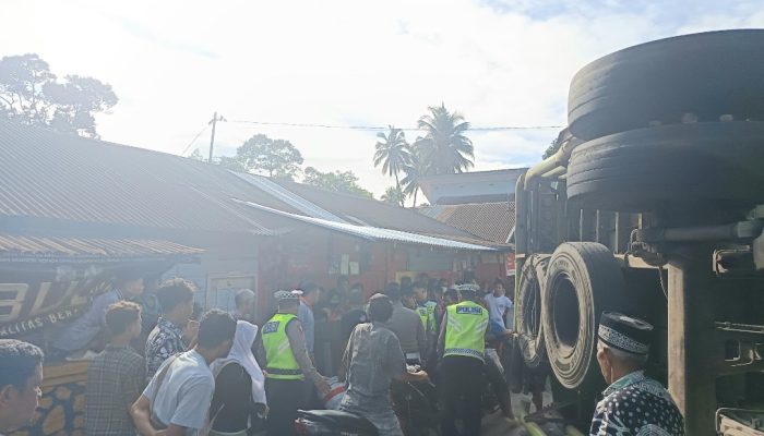 Truk Tronton Muatan Beras Tabrak 2 Mobil di Tapsel, Dua Orang Terluka