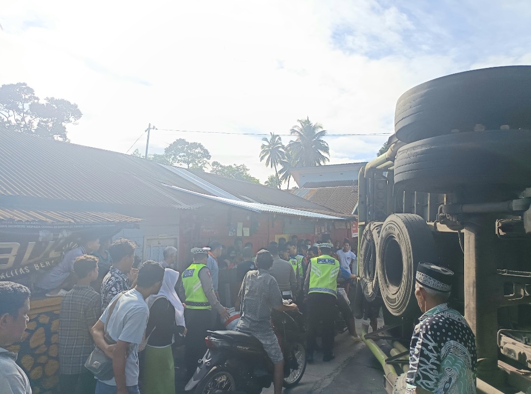Personel Satlantas Polres Tapsel saat melakukan cek TKP kecelakaan lalu lintas antara Truk Tronton dan 2 mobil di Desa Panobasan Dolok