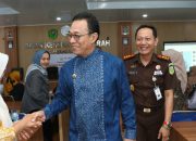 Bupati Tapsel, Gus Irawan Pasaribu, bersama Kajari Muhammad Indra Muda Nasution, di sela kegiatan penerangan hukum dan sosialisasi anti korupsi pada sektor kesehatan