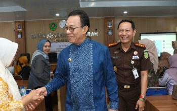 Bupati Tapsel, Gus Irawan Pasaribu, bersama Kajari Muhammad Indra Muda Nasution, di sela kegiatan penerangan hukum dan sosialisasi anti korupsi pada sektor kesehatan