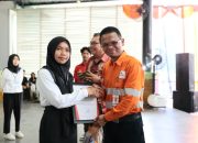 GMO & Deputy Director Operations Agincourt Resources, Rahmat Lubis, menyerahkan sertifikat penghargaan kepada Aisyah Pardede, penerima Beasiswa Martabe Prestasi tingkat sarjana perguruan tinggi negeri di Sopo Daganak, Batang Toru